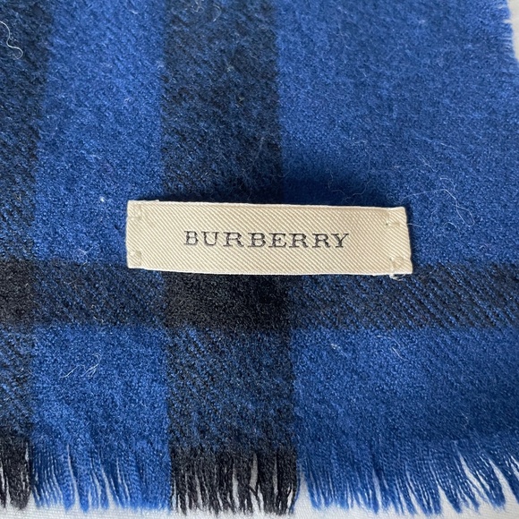 Burberry scarf - Picture 2 of 6